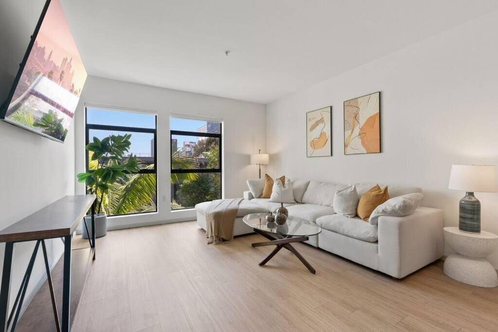 Hollywood Apartment | Emerald Ridge - Luxe Hollywood Walk of Fame