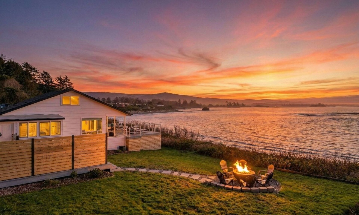 Smith River House | Escape to "The VUE" A Waterfront Gem with Hot Tub