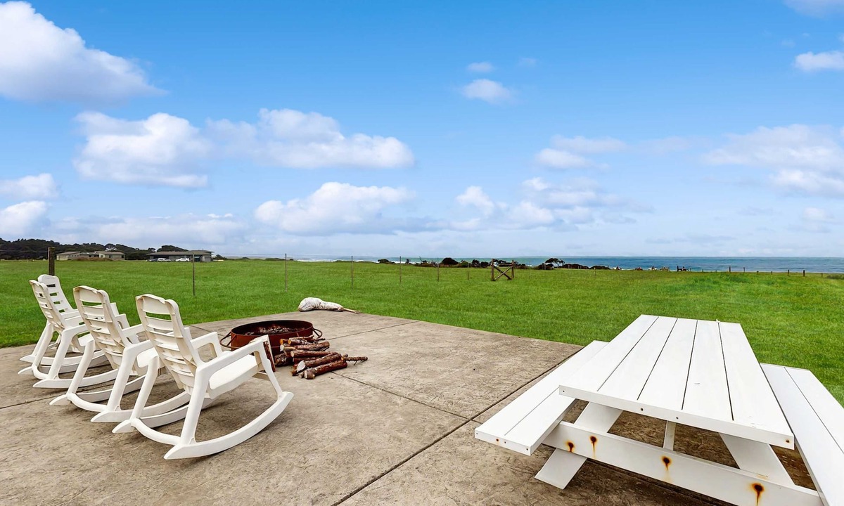 Fort Bragg House | Expansive Oceanfront Escape - Hot Tub, Grill, Yard