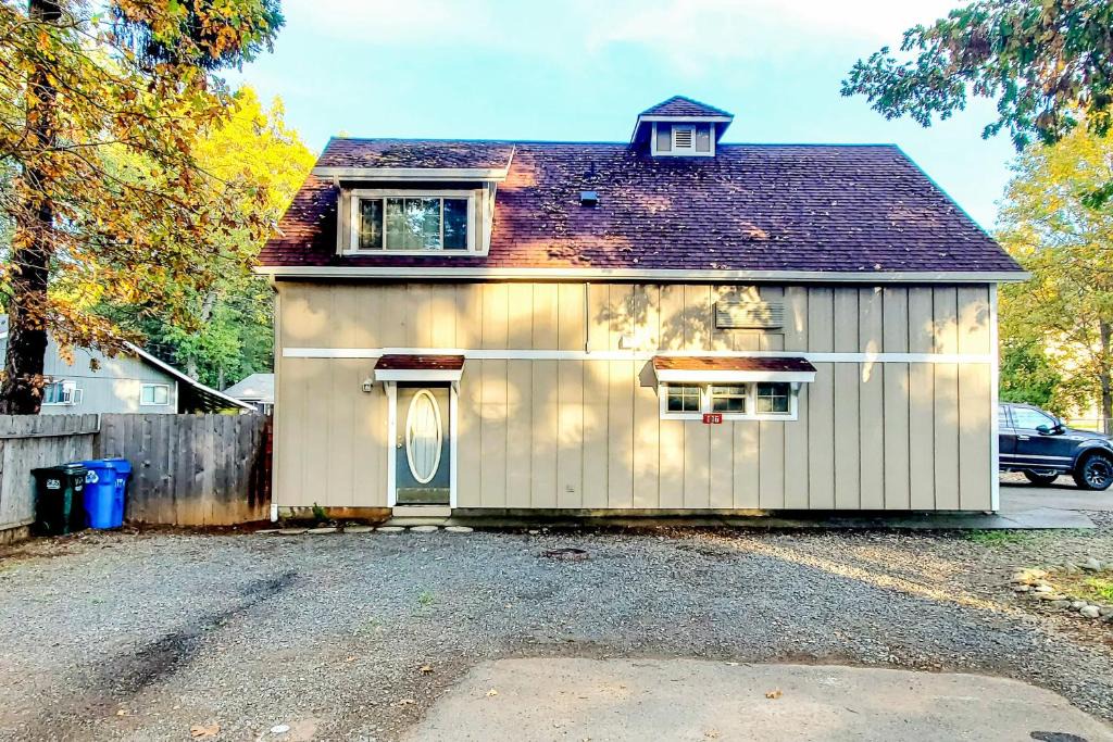 Cave Junction Apartment | Explore Caves & Coast! Family-Friendly Oregon Stay