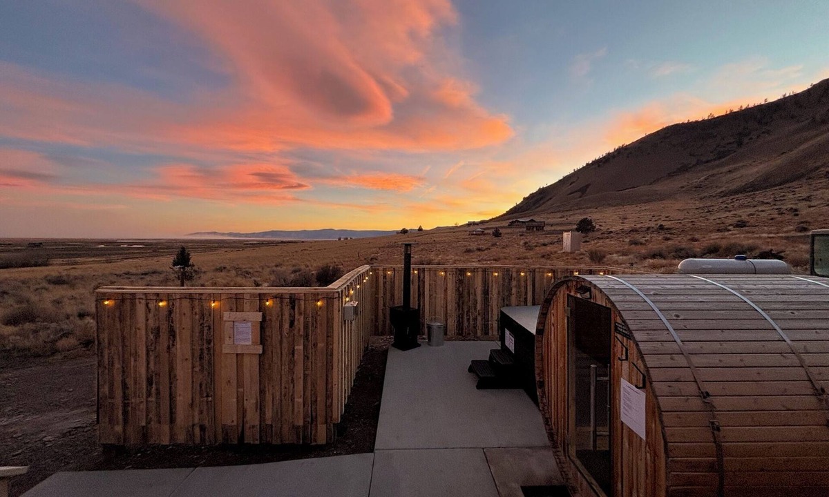 Summer Lake Cottage | Explore Oregon Outback - Sauna - Hot Tub - Stargaze - WIFI - Bird Watching