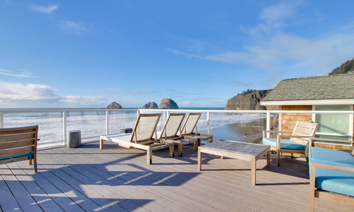 Oceanside Condo | Fabulous remodeled & dog-friendly condo in oceanfront complex Steps from beach