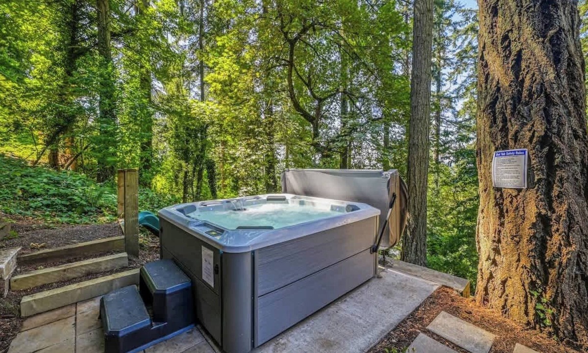 Harlow House | Forest-View Hot Tub 5 Min to UO Game Room