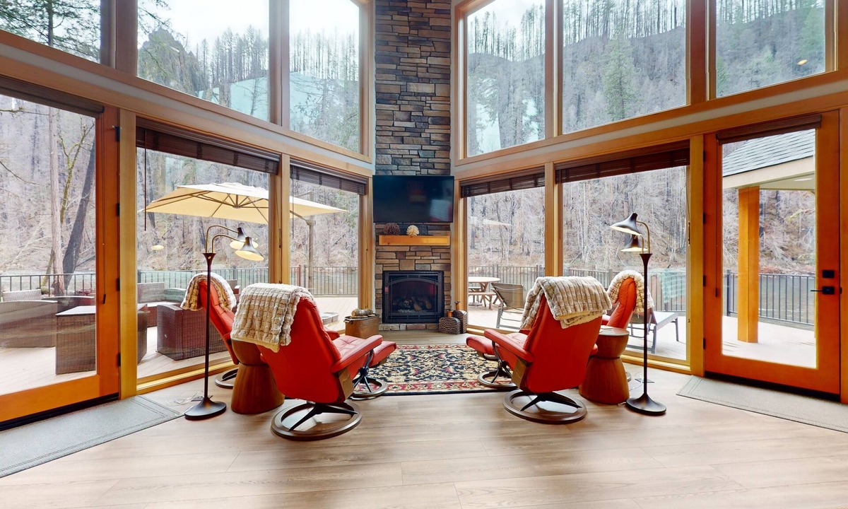 Vida House | Fully rebuilt riverfront home with deck, fireplace, & W/D - dog-friendly