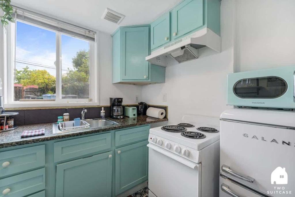 North Berkeley Apartment | Garden Oasis Cozy Home Near Bart Shop with Parking