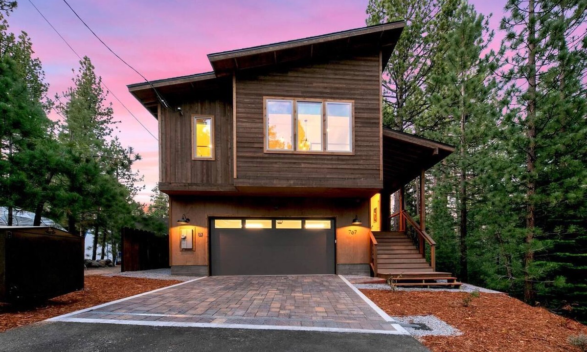 Y Area House | Gardner Mountain Lodge:A/C, Hot Tub, Pool Table, Location