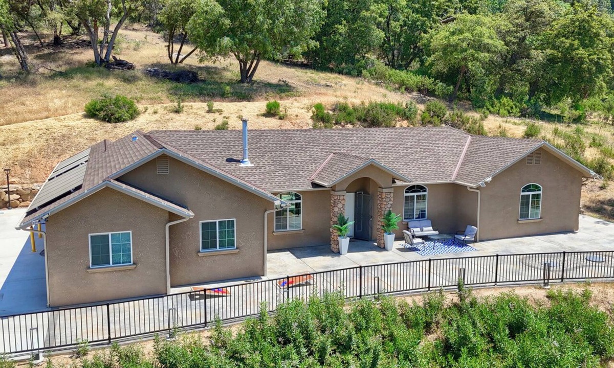 Ahwahnee Villa | Gated Villa Near Bass Lake, Oakhurst, Mariposa, Yosemite with HotTub, EV Charger