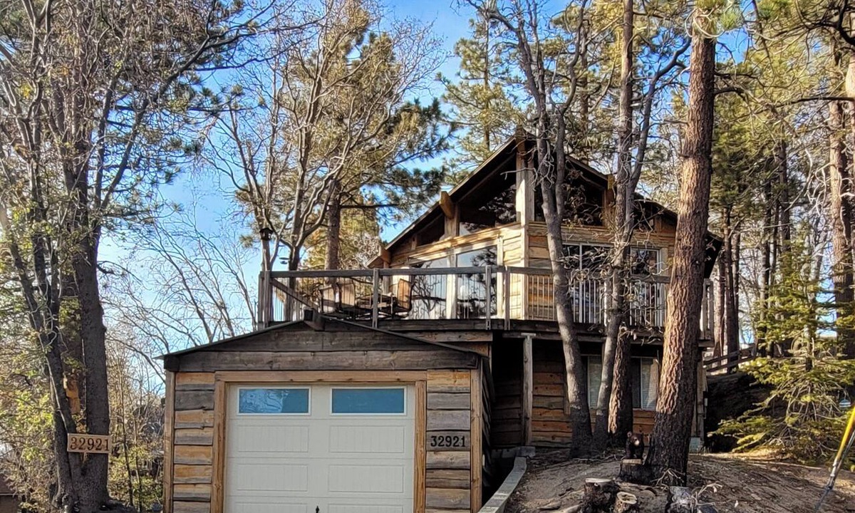 Green Valley Lake Cabin | Ginger Canyon Cabin is a 2-bedroom 2 bath cabin with one car attached garage.