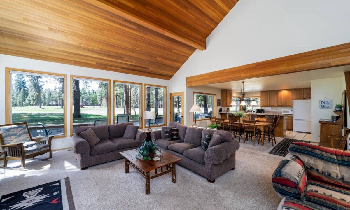 Black Butte Ranch House | Golf View Retreat | Hot Tub, 3 Kings & Pool Table