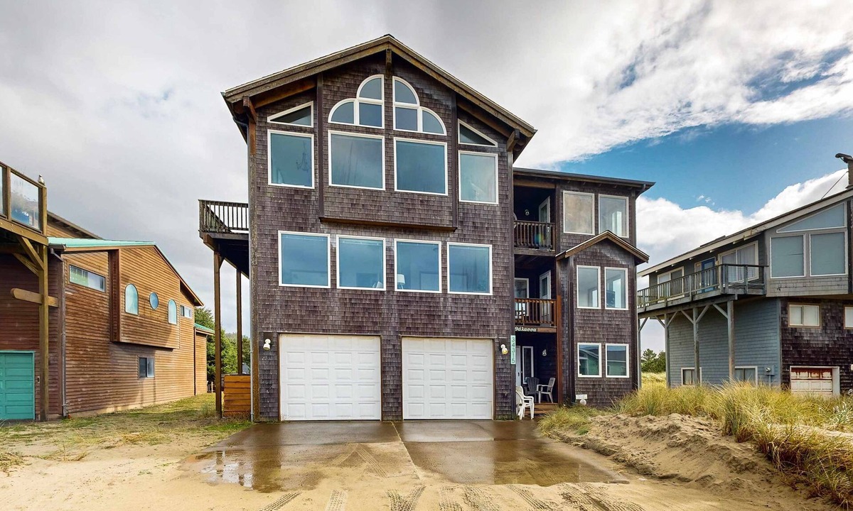 Kiwanda Shores House | Gorgeous waterfront home with ocean views a furnished deck and beach access