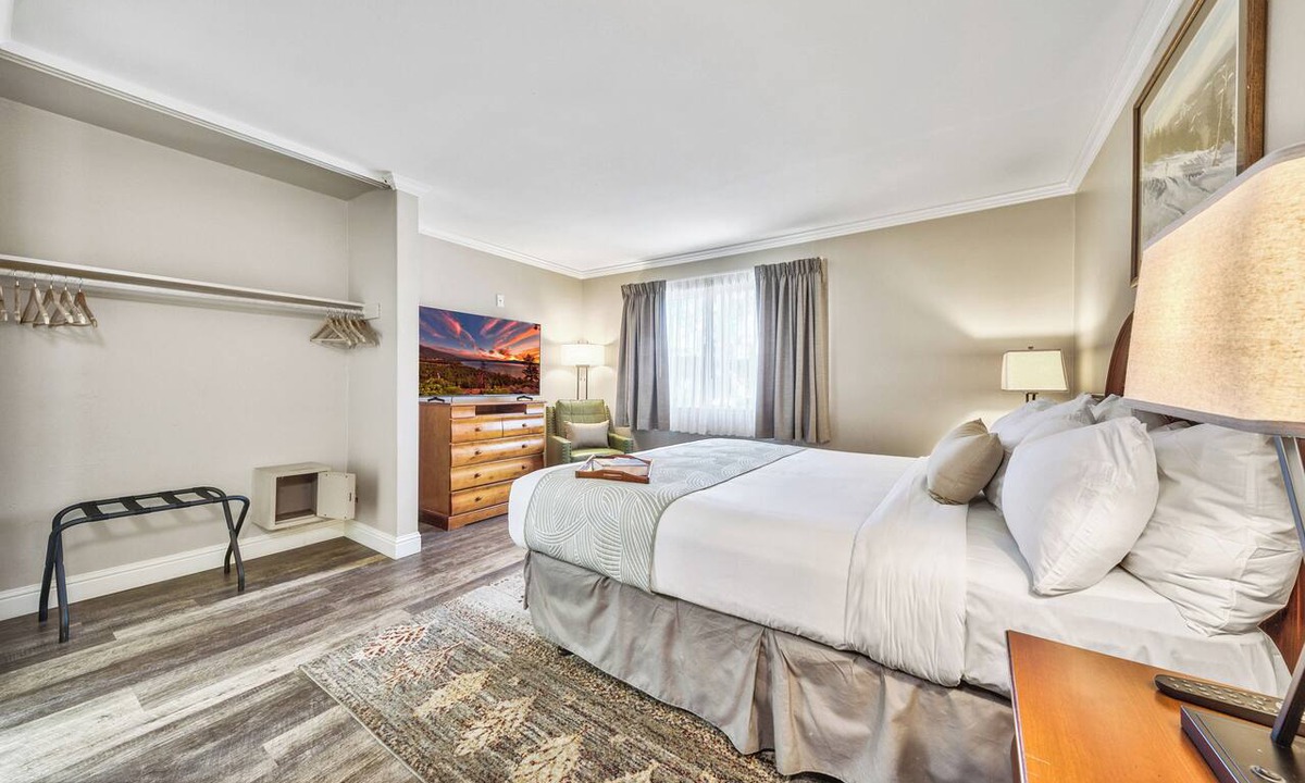 South Lake Tahoe Hotel | Great Relaxing Overnight Stay! 2 Comfortable Units, Free Breakfast, Pets Allowed