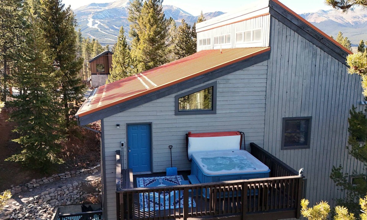Breckenridge Heights House | GROUP GETAWAY 6BR Pets-HTub-Gym-GameRoom