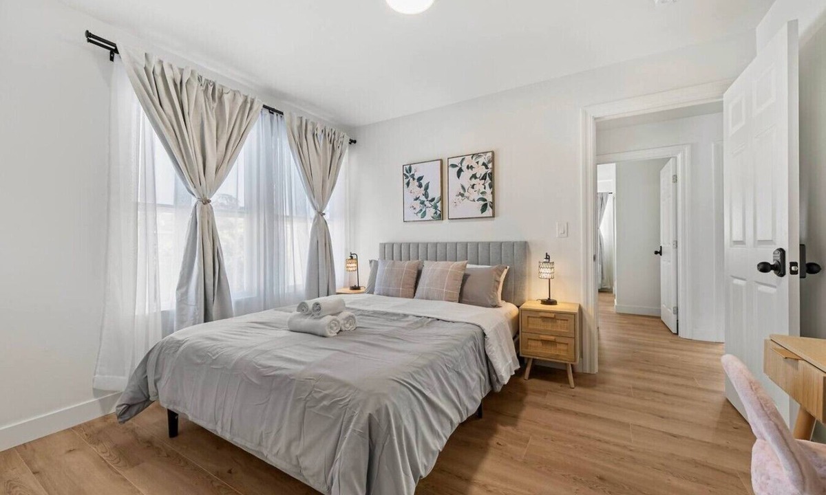 Hayward House | Hayward 5BR Cozy Spacious House, AC/Free Parking
