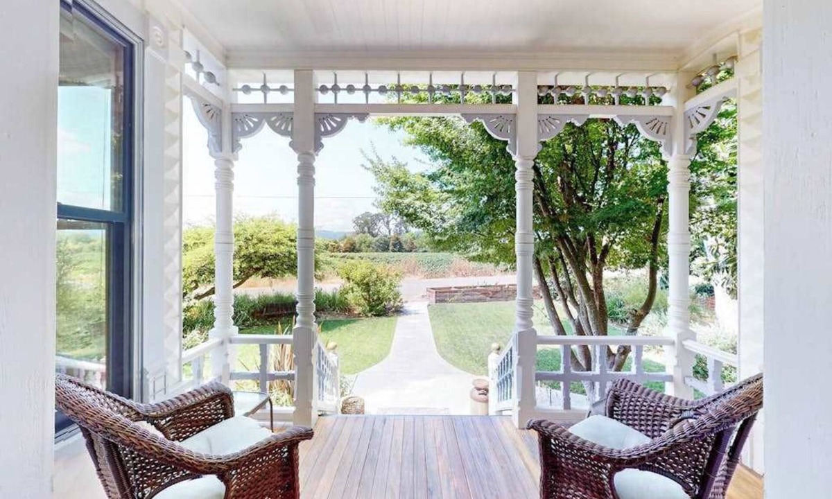 Healdsburg House | Healdsburg 2BR Victorian vineyard cottage with mountain views