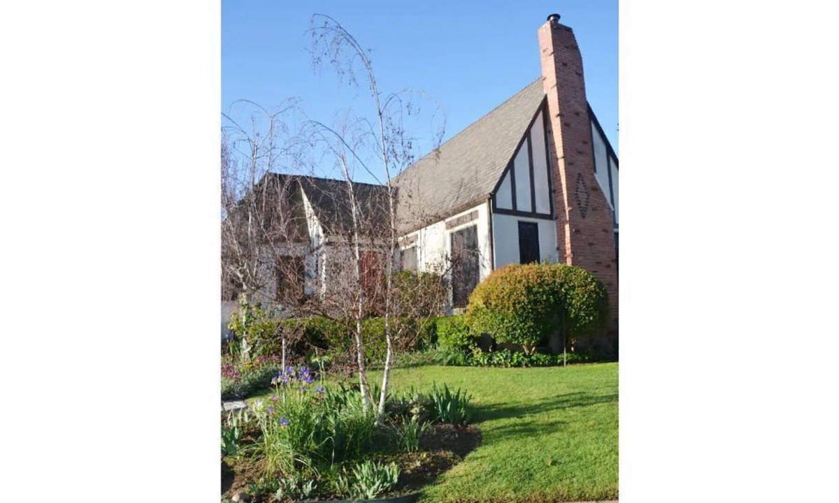 Kensington Apartment | Historic Tudor - Fully Licensed