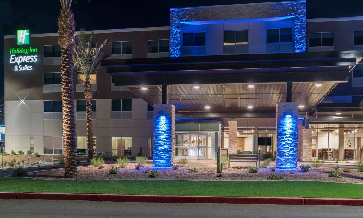 Lake Havasu City Hotel | Holiday Inn Express & Suites Lake Havasu - London Bridge by IHG