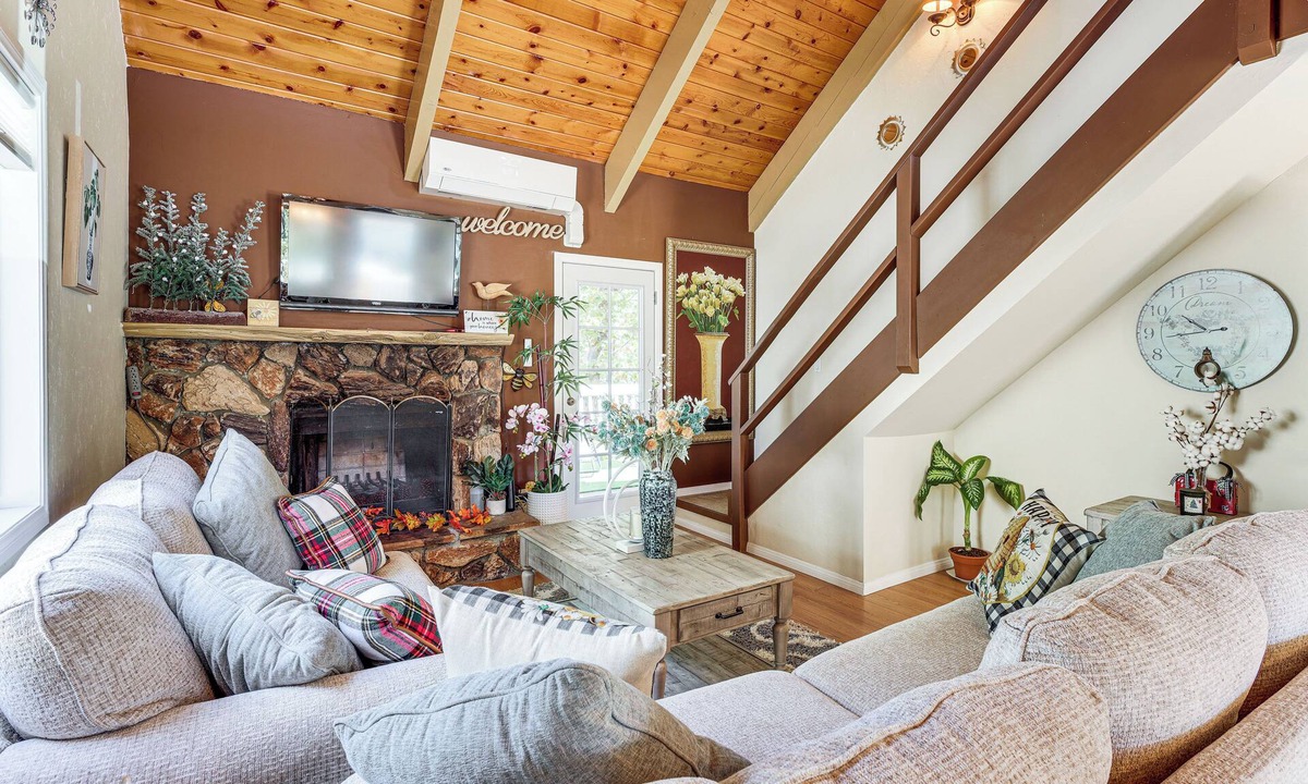 Crestline House | Home w/2 Decks - 2 Mi to Lake Gregory Dog Park!