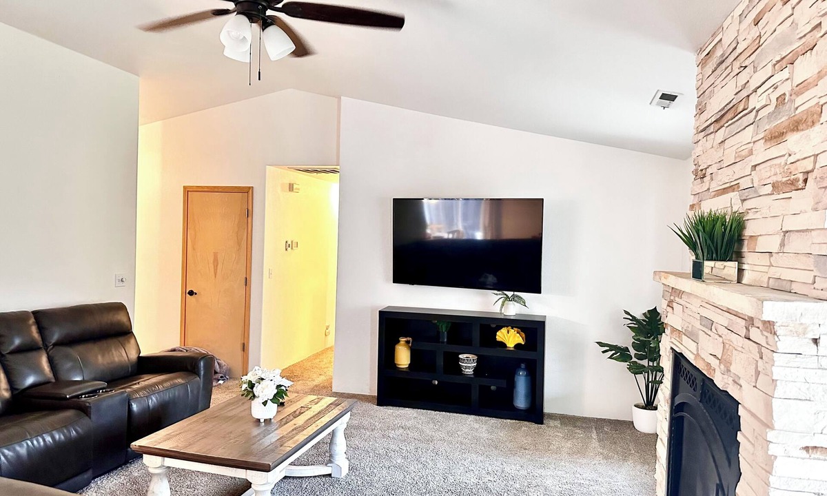 Medford House | HOT TUB! Firepit - Bright Open-Near Airport & Freeway