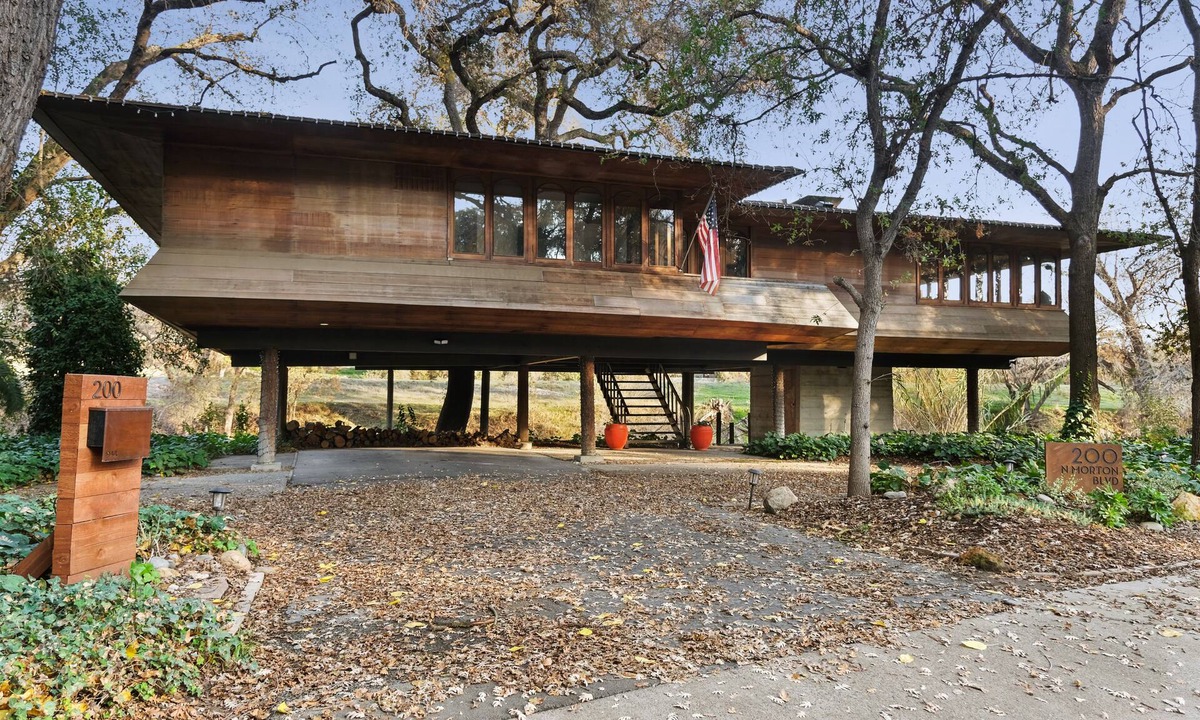 Modesto House | House in the Clouds : As seen on Netflix