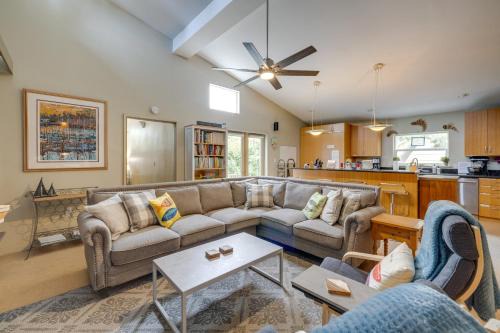 Seaside House | House w/Hot Tub & Deck - Walk to Seaside Beach!