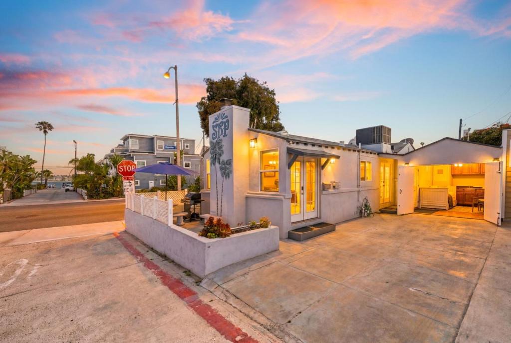 Mission Beach House | Iconic Cottage, Steps to Beach and Ocean, AC, Parking