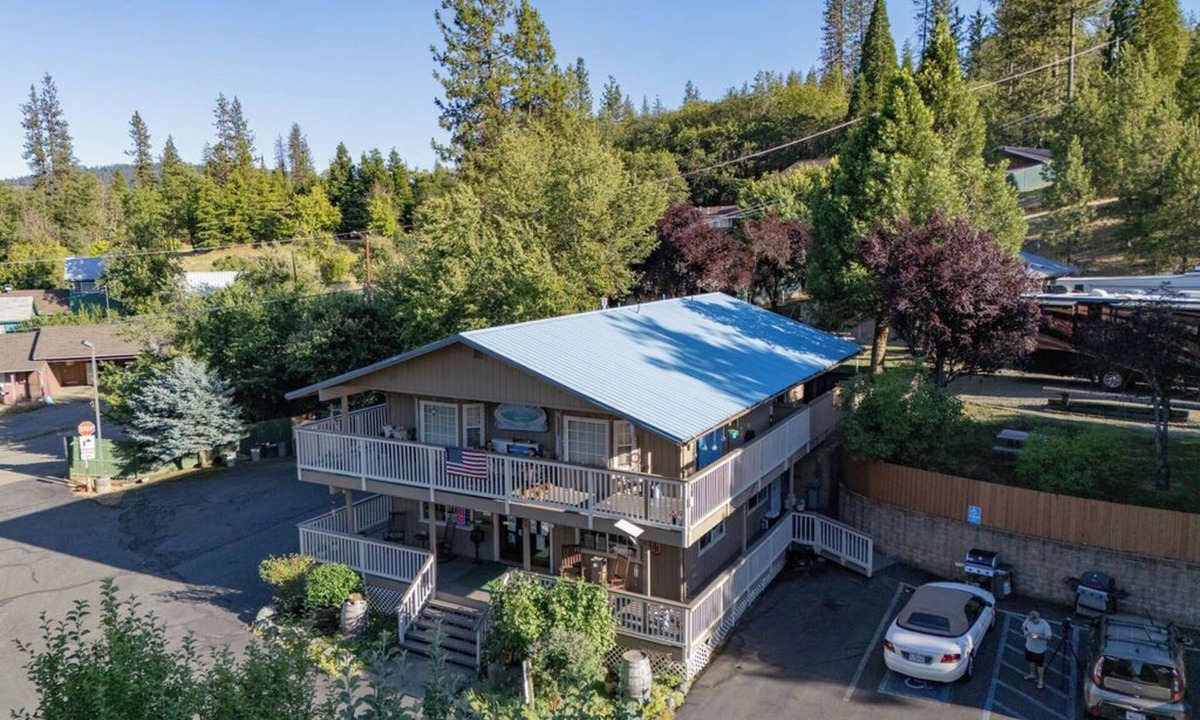 Weaverville House | Incredible group accommodations in converted barn in quaint Weaverville with AC