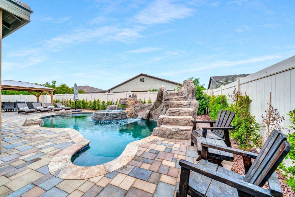 Indio House | IndioStay 5min to STAGECOACH Fest -Private Pool, Water Slide, Waterfall, Jacuzzi, Fire Pit