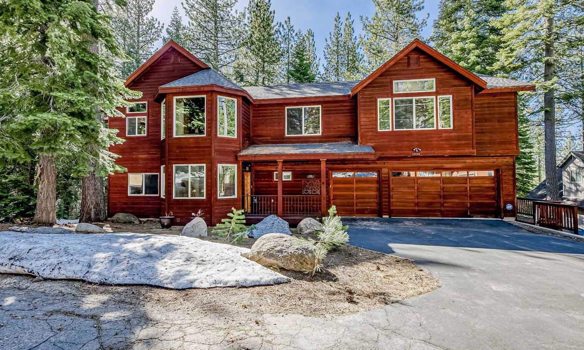 Tahoe Paradise House | Inviting spacious home with fireplace, deck, hot tub, full kitchen, & W&D
