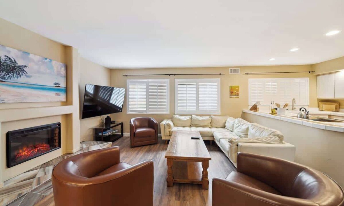 Corona del Mar House | Iris House | Walk to Village & Beach