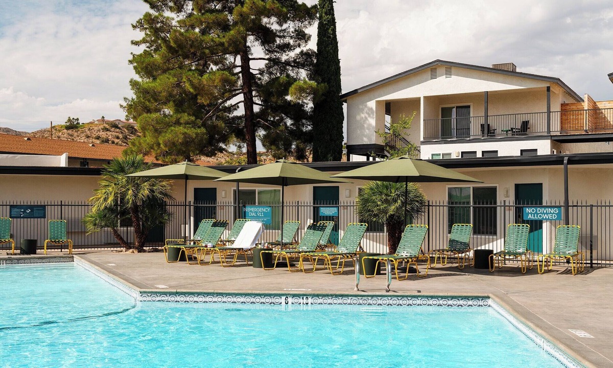 Yucca Valley Hotel | King | Joshua Tree | Park Basecamp, Pool, Fire Pit Nights | 2 Units