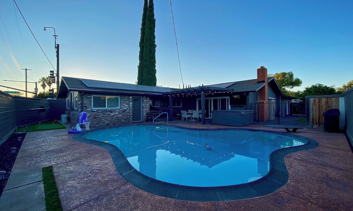 Citrus Heights House | King Suite House guest house, heated pool, spa, pool table, ping pong
