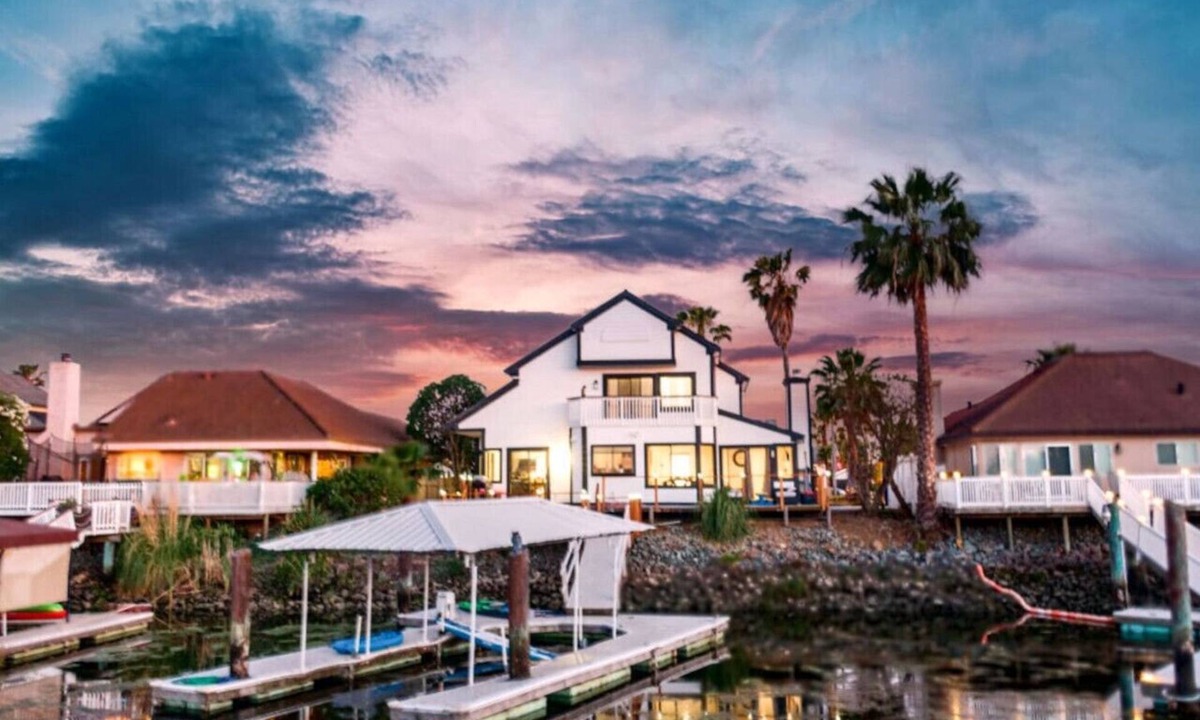 Discovery Bay House | * Large Updated Waterfront Delta Manor Boat Dock *