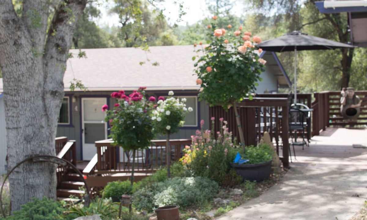 Mariposa Bed & Breakfast | Little Valley Inn
