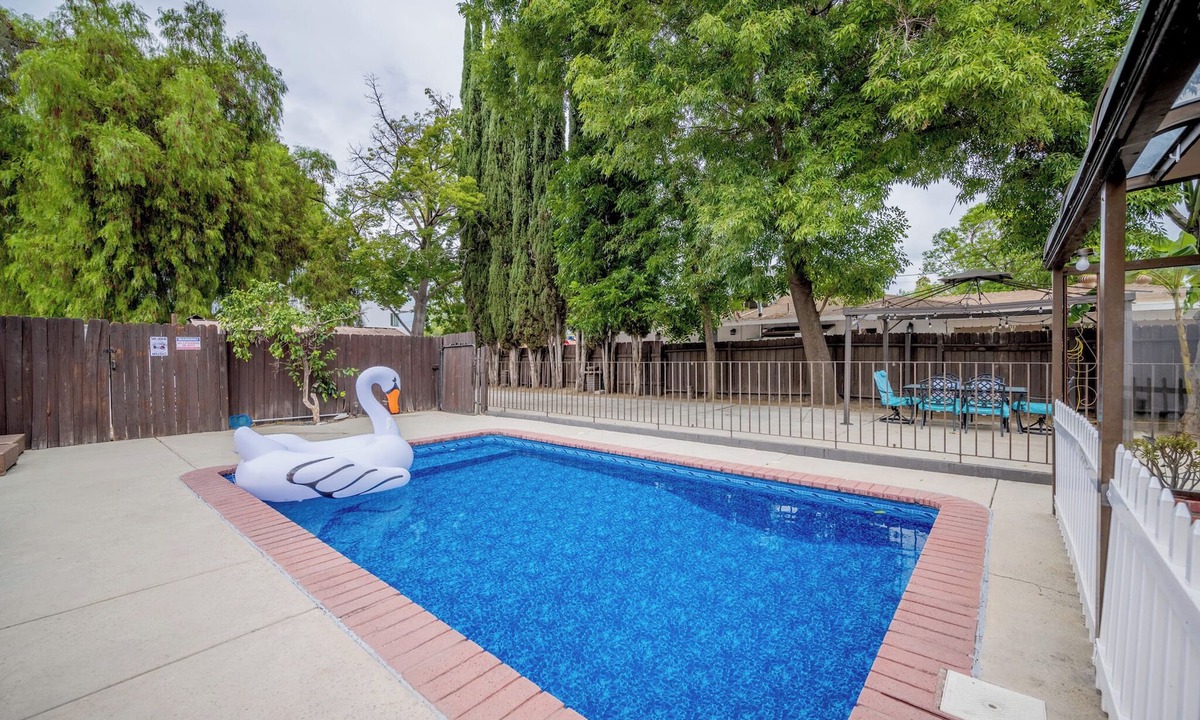 Sherman Oaks House | Location ! Pool ! 3+2 !Remodeled ! Amazing gated yard !