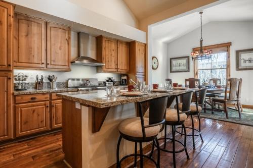 Mammoth Lakes House | Lodges 1112 - 3 Bed townhome with Loft