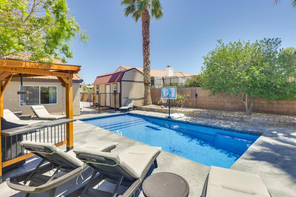 Sunridge Estates House | Lovely Bullhead City Retreat w/Pool and Hot Tub