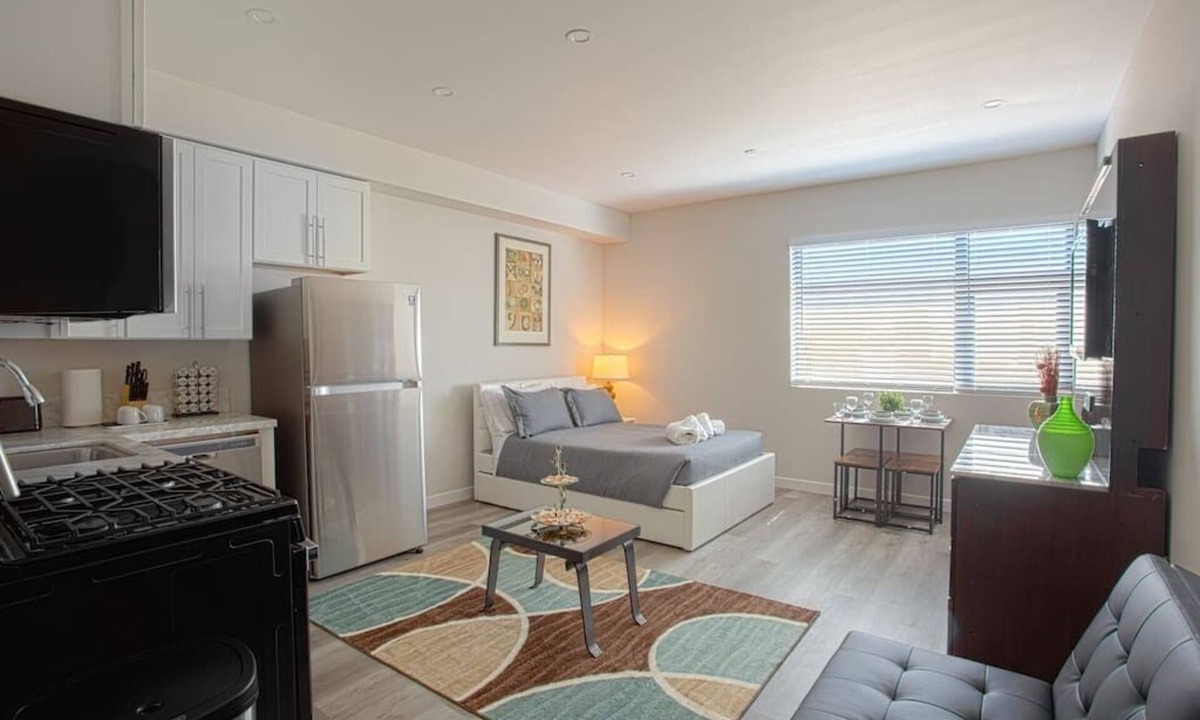 Bankers Hill Apartment | Lovely Studio w Full Kitchen in Heart of San Diego