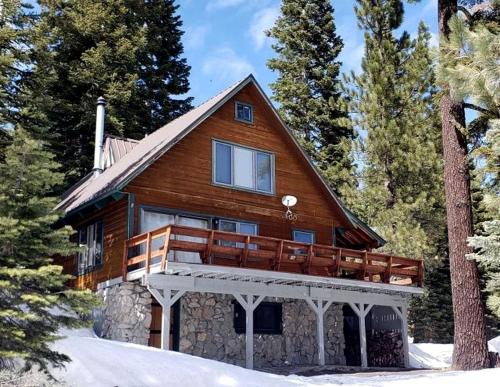 Bear Valley House | Luminous Lake Cabin Perfect for Groups and Outdoor Activities in Bear Valley, California
