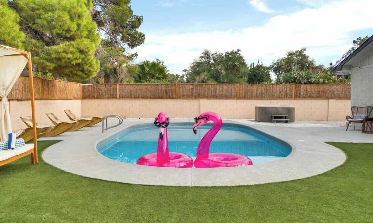 Paradise House | LUX 7BR/3BA Villa w/pool, spa and big yard