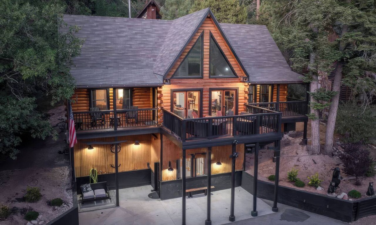 Upper Moonridge Cabin | Luxe Moonridge Log Cabin w/Hot Tub + Games + Fire Pit + AC!