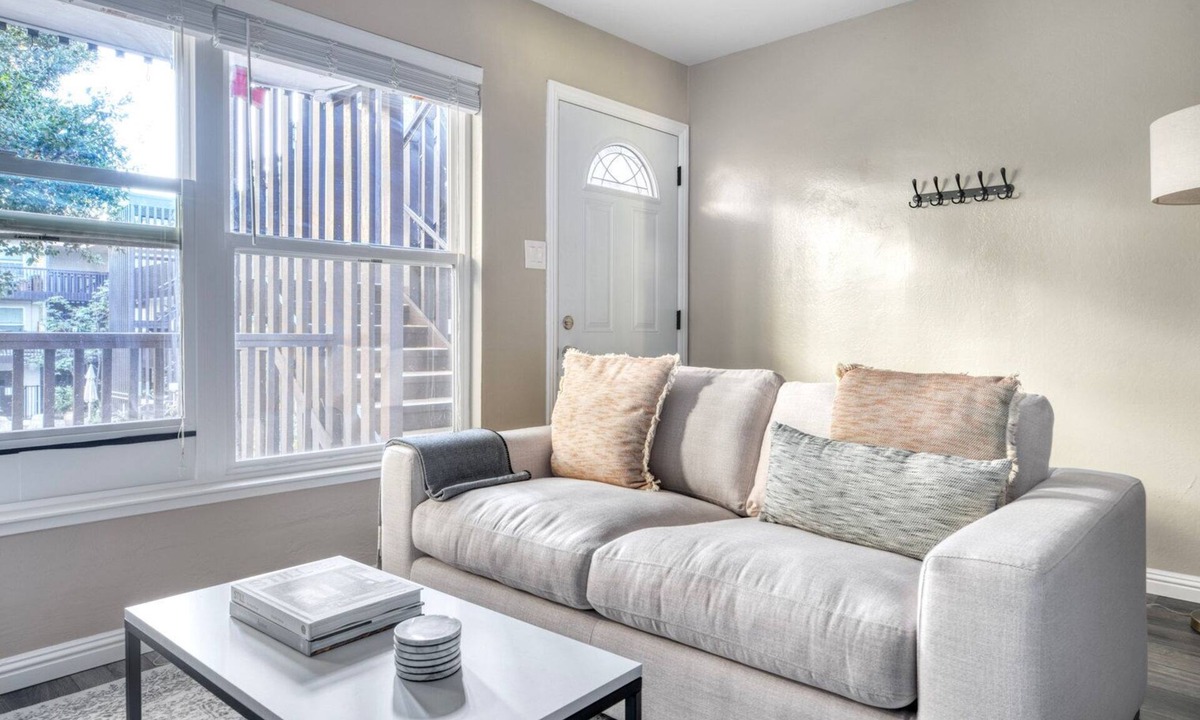 Central San Mateo Apartment | Luxe San Mateo Studio w/Pool & W/D, nr 20+ restaurants, by Blueground