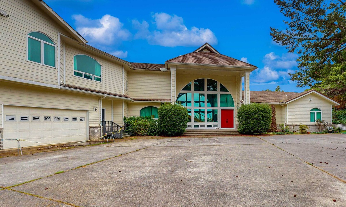 Florence House | Luxurious Riverfront House withRiver Views, Private Sauna, Pool Table, & Free WiFi