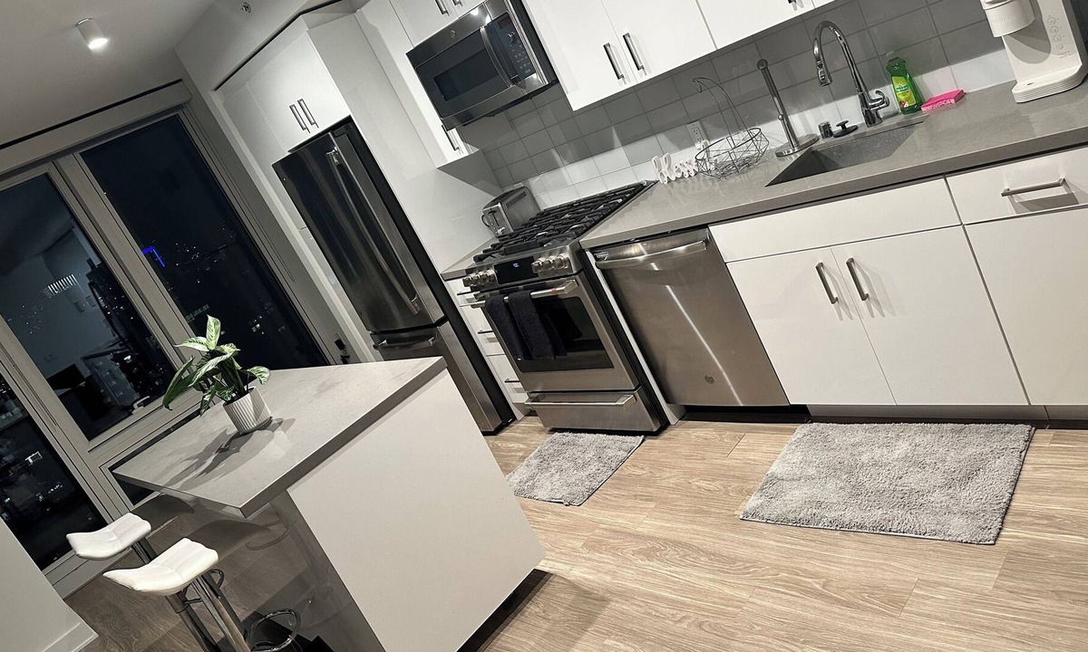 South Beach Apartment | Luxury apt looking over the SF BRIDGE & Ocean Views