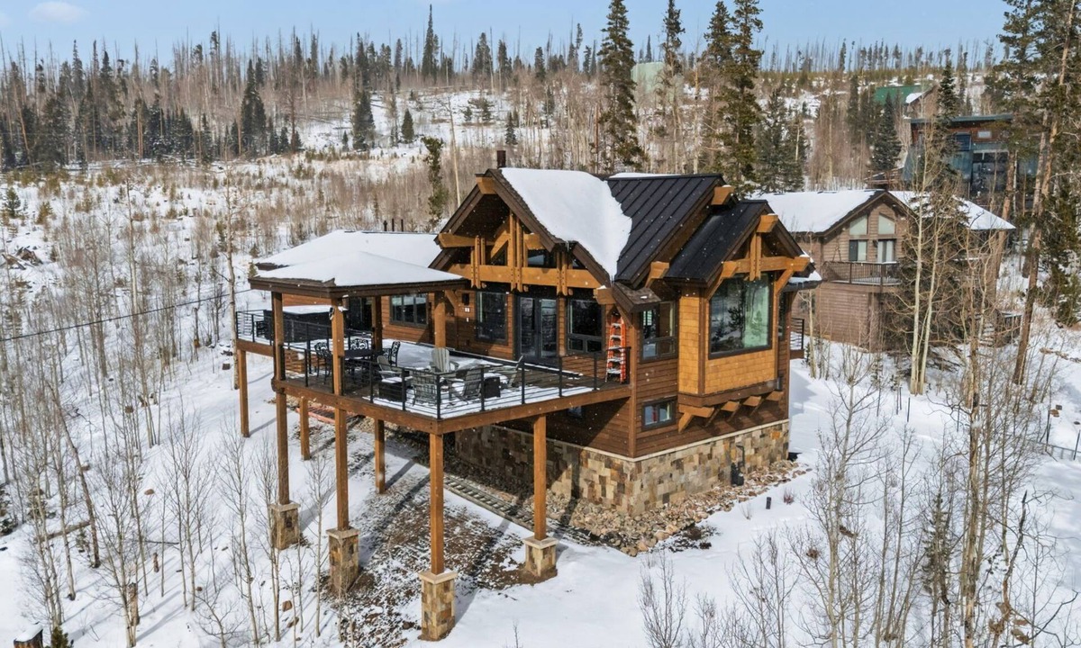 Wildernest House | Luxury Retreat - Panoramic Mountain & Lake Views, Hot Tub & Gazebo