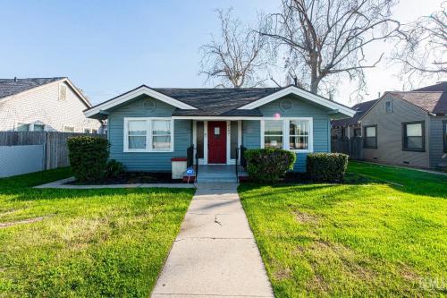 Riviera - Westchester Villa | Luxury Stay Near Downtown Bakersfield