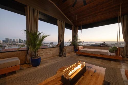Middletown House | Luxury Villa w Ocean & Downtown Views