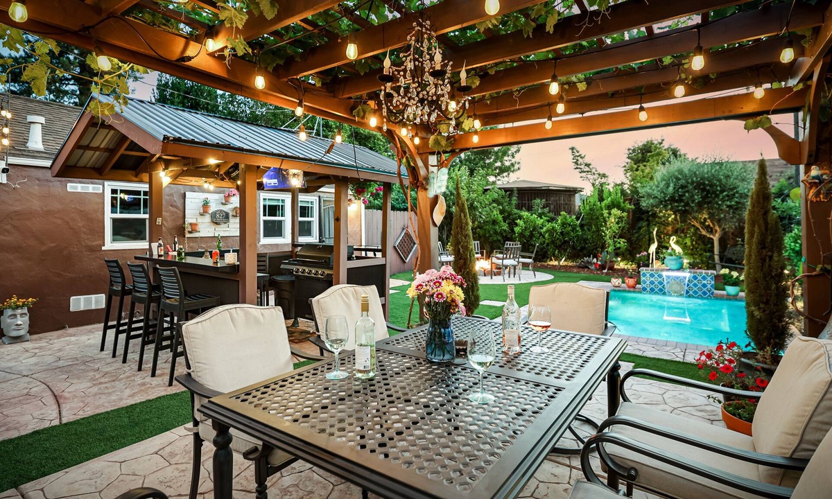 Lodi House | Magical-dwntwn Lodi, hot tub, firepit, wine tasting, backyard oasis