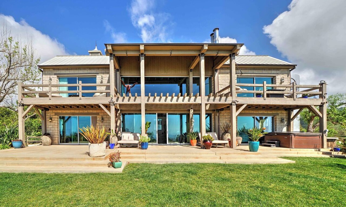 Central Malibu House | Malibu Farmhouse Retreat 3BR with Cozy Elegance & Open Space