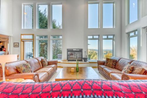 Coos Bay House | Mid-century home with floor-to-ceiling windows & great views
