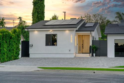 Northridge House | Modern 2 BR, 2BA, EV Charger, 2 King Beds, Fire Pit, BBQ, Near Universal